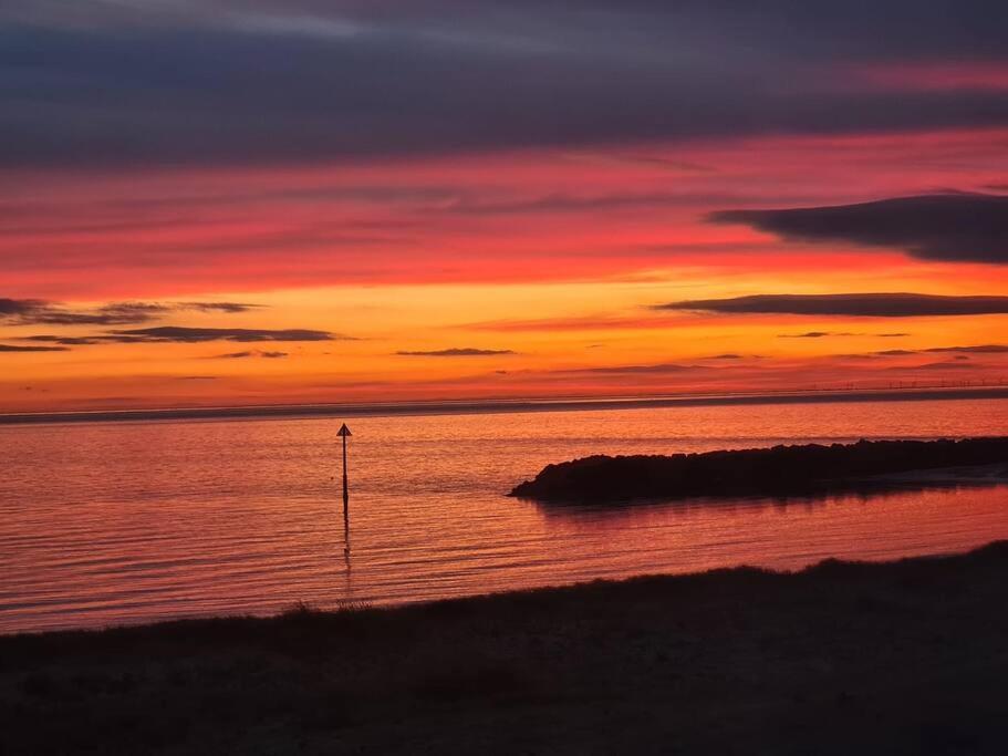 Awave From It All - Escape The City Life Jaywick Sands Экстерьер фото