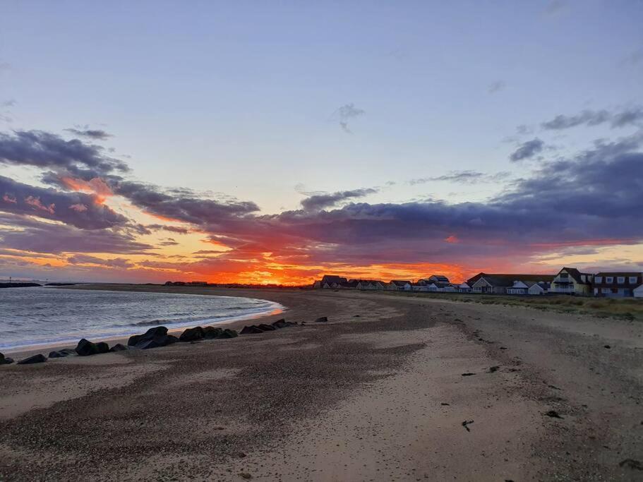 Awave From It All - Escape The City Life Jaywick Sands Экстерьер фото