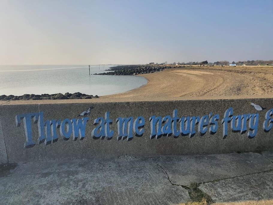 Awave From It All - Escape The City Life Jaywick Sands Экстерьер фото