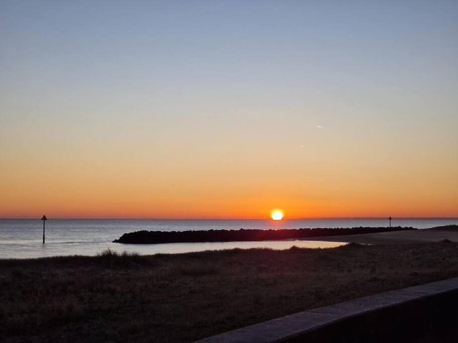 Awave From It All - Escape The City Life Jaywick Sands Экстерьер фото
