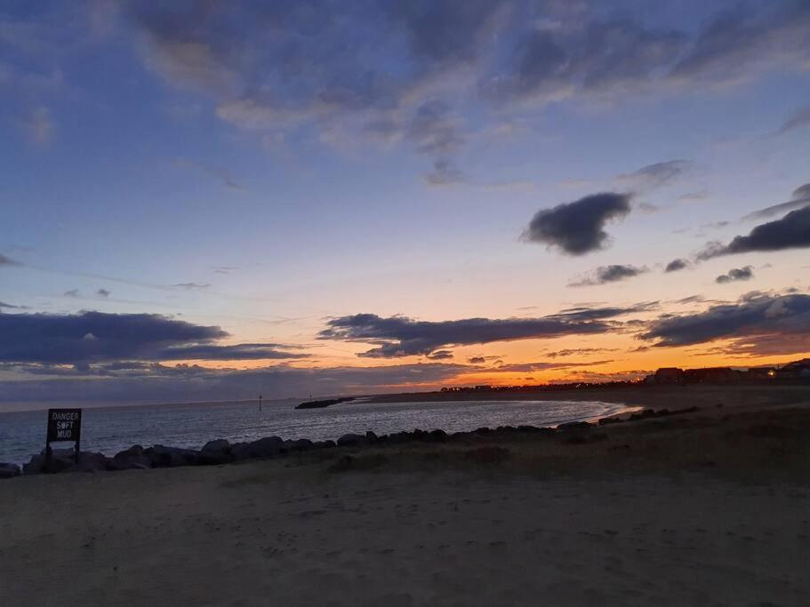 Awave From It All - Escape The City Life Jaywick Sands Экстерьер фото