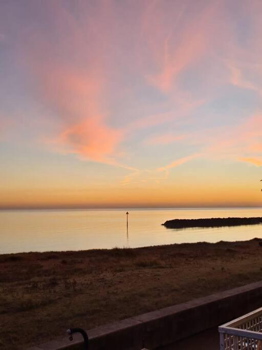 Awave From It All - Escape The City Life Jaywick Sands Экстерьер фото