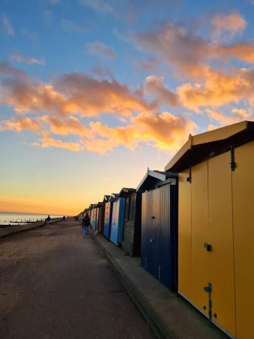 Awave From It All - Escape The City Life Jaywick Sands Экстерьер фото