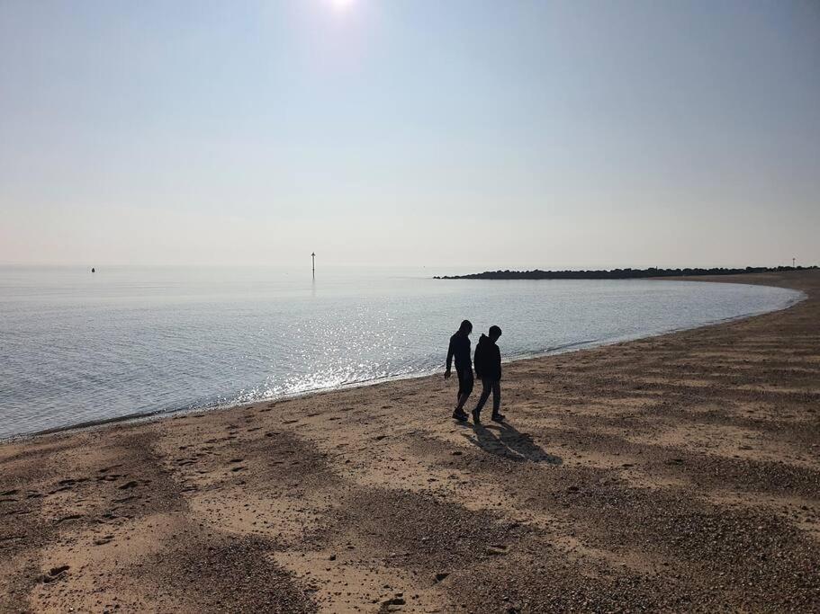 Awave From It All - Escape The City Life Jaywick Sands Экстерьер фото
